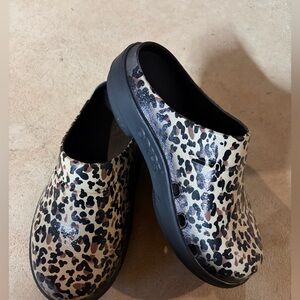 Oofos Leopard Print Clogs